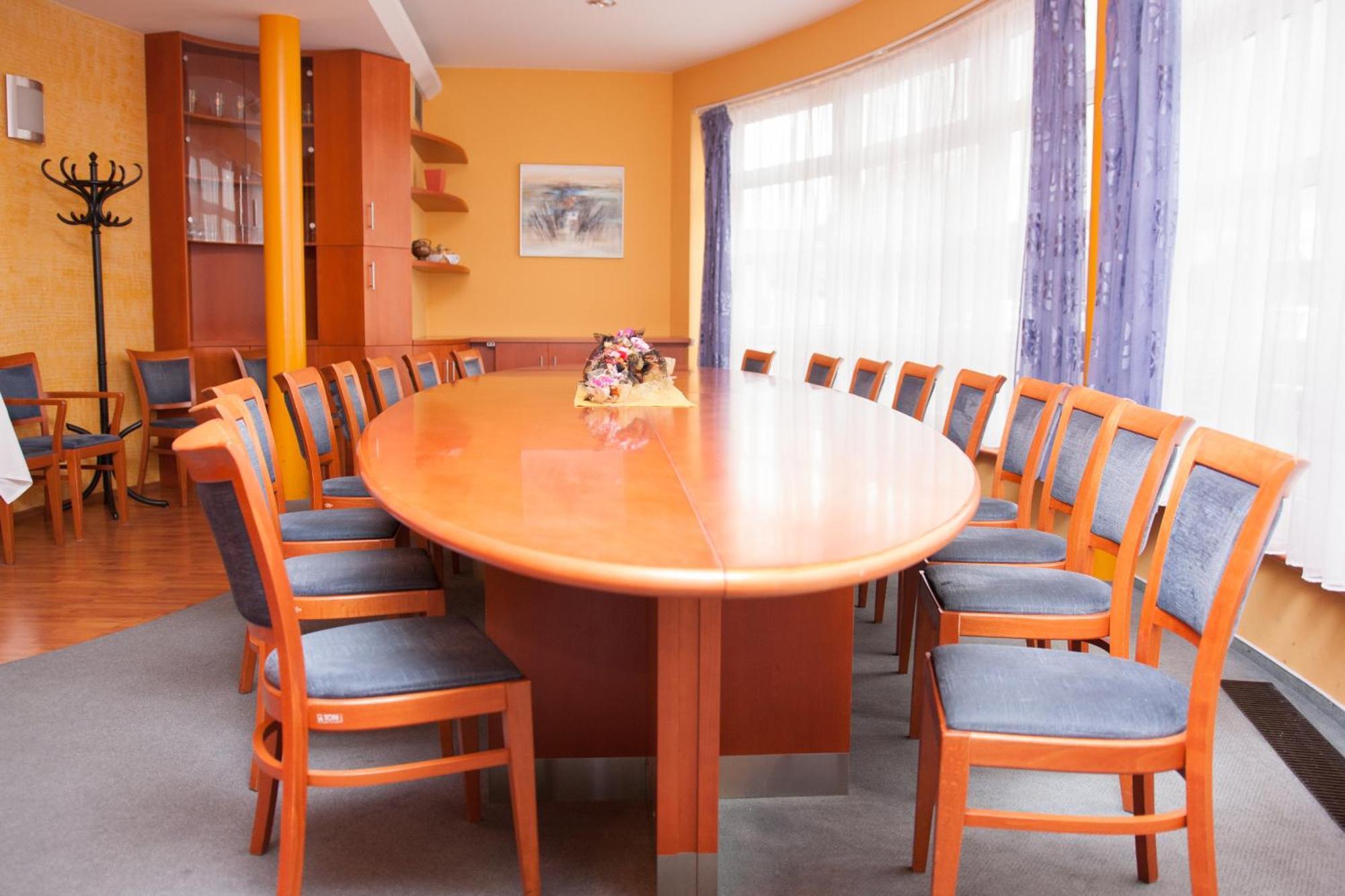 Hotel Rottal Otrokovice Ngoại thất bức ảnh