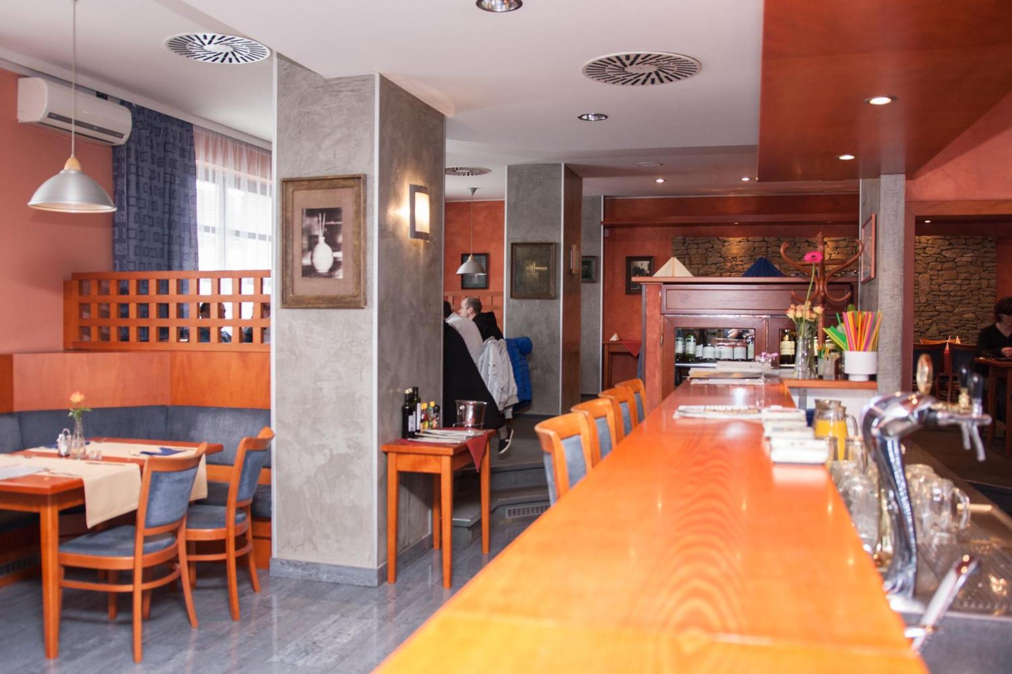 Hotel Rottal Otrokovice Ngoại thất bức ảnh